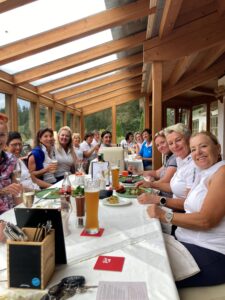 Damenmannschaft des Golfclub Kaiserwinkl Golf Kössen - Lärchenhof im Clubhaus nach dem Vergleichskampf gegen den GC Wilder Kaiser Ellmau